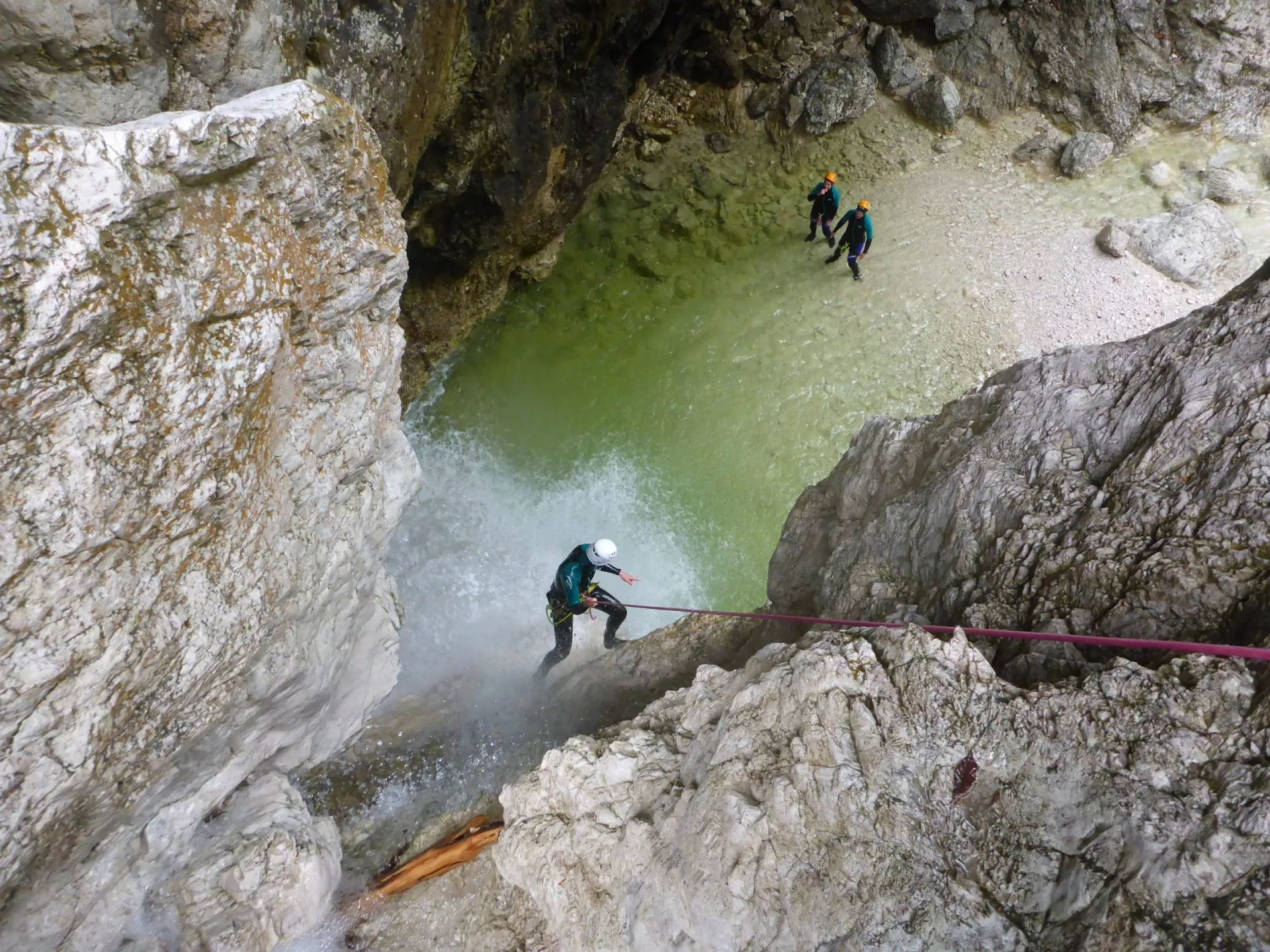 Abseilen beim Canyoning in Slowenien